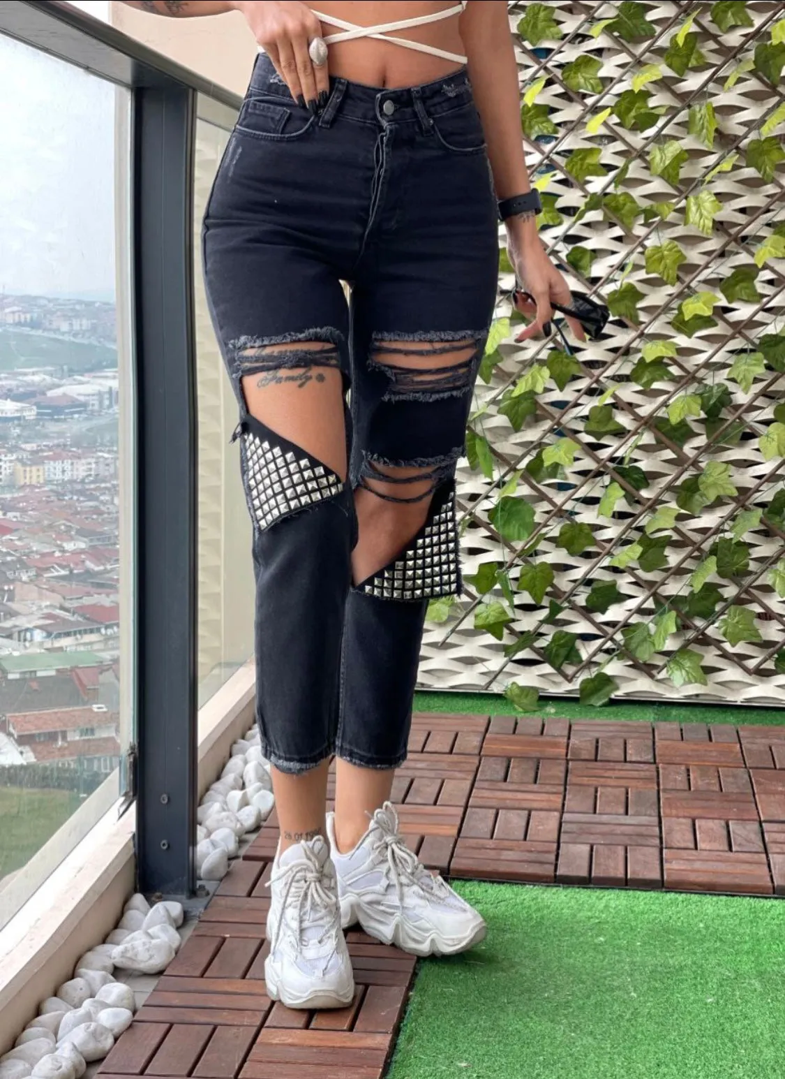 High-waist Ripped Black Jeans